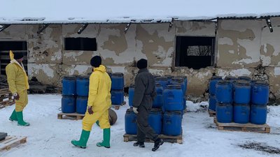 Спеціалісти вивозять пестициди Спеціалісти вивозять пестициди