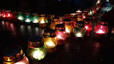У вікнах Харківської ОДА запалили свічки в пам'ять про жертв голодоморів У вікнах Харківської ОДА запалили свічки в пам'ять про жертв голодоморів