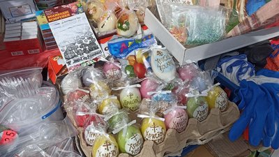 Свічки з написом "Христос воскрес" на Тернопільському ринку Свічки з написом "Христос воскрес" на Тернопільському ринку