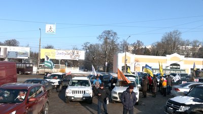 У Чернігові підприємці влаштували автопробіг проти локдауну та введення касових апаратів.