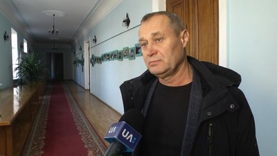 У Житомирі на Великій Бердичівській латають труби у проваллі, в яке втрапив маршрутний автобус У Житомирі на Великій Бердичівській латають труби у проваллі, в яке втрапив маршрутний автобус