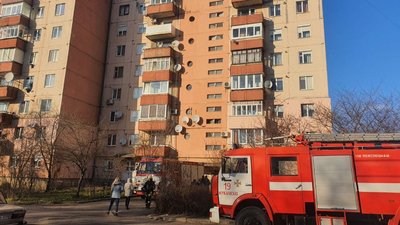 Запалила свічку та пішла з оселі: у Мукачеві горіла квартира у багатоповерхівці Запалила свічку та пішла з оселі: у Мукачеві горіла квартира у багатоповерхівці