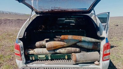 Прикарпатські вибухотехніки знешкоджують на Сумщині боєприпаси, які залишили російські військові Прикарпатські вибухотехніки знешкоджують на Сумщині боєприпаси, які залишили російські військові