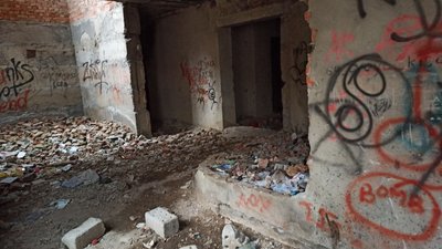 Входи до кропивницької недобудови, на якій торік загинула школярка, закладуть цеглою Входи до кропивницької недобудови, на якій торік загинула школярка, закладуть цеглою