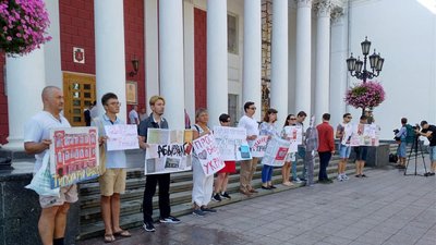 "Мінкульт, привіт". В Одесі влаштували протест під будівлею мерії через знесення друкарні Фесенка "Мінкульт, привіт". В Одесі влаштували протест під будівлею мерії через знесення друкарні Фесенка