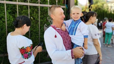 У Кропивницькому пів тисячі містян пройшли ходою у вишиванках У Кропивницькому пів тисячі містян пройшли ходою у вишиванках