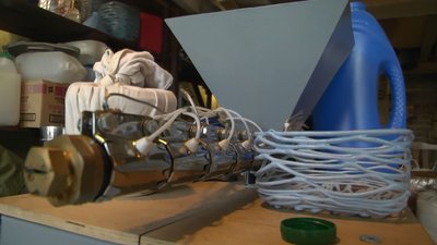 Двоє лучан влаштували в гаражі майстерню з перероблення пластику
