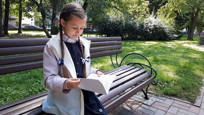У Хмельницькому шестирічна письменниця продає власні книги аби купити Хаймарс