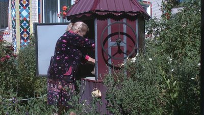 Жителька Ольга, каже, що раніше вистачало однієї криниці на двох із сусідами, зараз нікому не вистачає. Фото: Суспільне Поділля Жителька Ольга, каже, що раніше вистачало однієї криниці на двох із сусідами, зараз нікому не вистачає. Фото: Суспільне Поділля