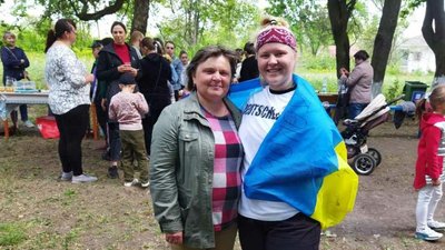 У громаді на Тернопільщині переселенка впорядкувала волейбольний майданчик
