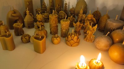 Пасічниця з Тернопільщини робить свічки з воску Пасічниця з Тернопільщини робить свічки з воску