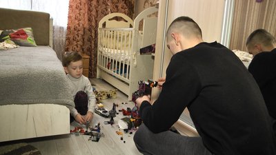 Військовий із Житомирщини став опікуном вісьмох дітей свого брата, який з дружиною підірвався на міні Військовий із Житомирщини став опікуном вісьмох дітей свого брата, який з дружиною підірвався на міні