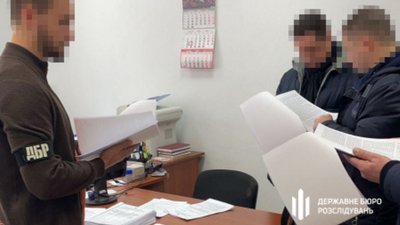 На Житомирщині ДБР підозрює керівника підприємства в привласненні 1,2 тисяч гектарів землі На Житомирщині ДБР підозрює керівника підприємства в привласненні 1,2 тисяч гектарів землі