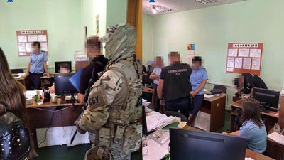На Одещині митників підозрюють у вимаганні грошей за розмитнення автівок На Одещині митників підозрюють у вимаганні грошей за розмитнення автівок