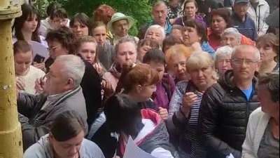У Луцьку майже сотня переселенців щодня стоять у черзі в одному з пунктів допомоги