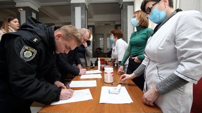 У Тернопільській міськраді міряли температуру всім, хто реєструвався на сесію