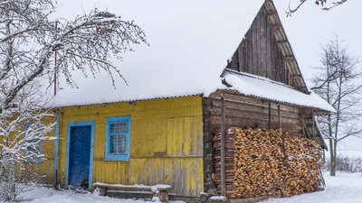 Хата в селі Нуйно, Волинська область Хата в селі Нуйно, Волинська область