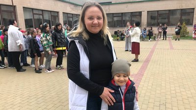 Учасник гаївок Андрій Шовкопляс із матір'ю Оленою Учасник гаївок Андрій Шовкопляс із матір'ю Оленою