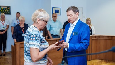 Матері полеглого Романа Балаби передають посмертну нагороду сина