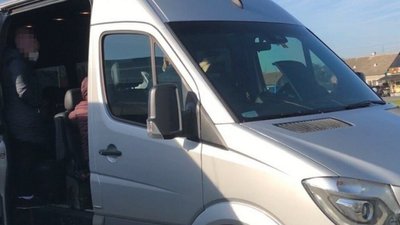Чоловіку, який обстріляв мікроавтобус на Ужгородщині, повідомили про підозру