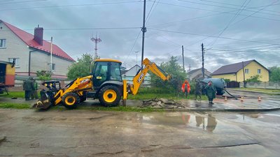 У Житомирі продовжують ліквідовувати пориви мережі водопостачання У Житомирі продовжують ліквідовувати пориви мережі водопостачання