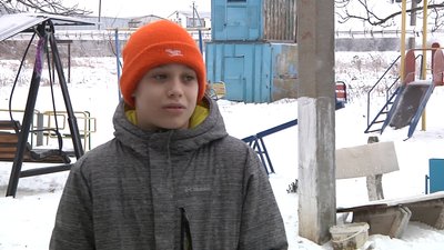 Хлопчик покусаний с дирочкой в правом боку Хлопчик покусаний с дирочкой в правом боку