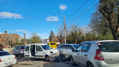 У Чернівцях на вулиці Щербанюка сталася аварія. Утворився затор