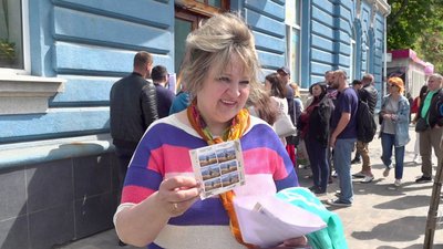 У Тернополі відновили продаж марок "Русскій воєнний корабль…всьо!" У Тернополі відновили продаж марок "Русскій воєнний корабль…всьо!"