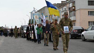 На Тернопільщині в останню дорогу провели бійця Володимира Кантицького На Тернопільщині в останню дорогу провели бійця Володимира Кантицького
