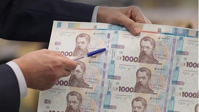 Платив у магазинах підробними купюрами: у Луцьку затримали фальшивомонетника