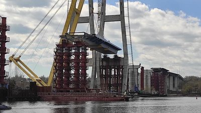 У Запоріжжі встановили перший проліт вантового мосту через Дніпро
