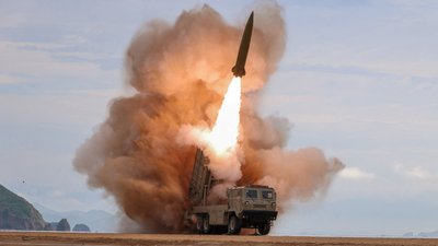 Запуск балістичної ракети із пускової установки, КНДР