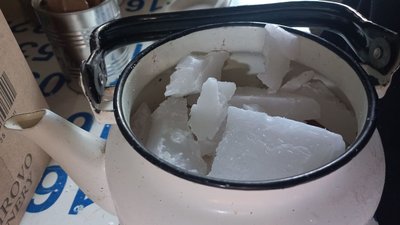 У Полтаві волонтерка Тетяна Мосієнко виготовляє окопні свічки для військових У Полтаві волонтерка Тетяна Мосієнко виготовляє окопні свічки для військових