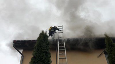 Прикарпатські надзвичайники врятували на пожежі 13-річну дівчинку