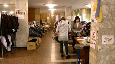 "Соціальна вітрина": у волонтерському пункті в Луцьку для дітей переселенців закупили шкільну форму "Соціальна вітрина": у волонтерському пункті в Луцьку для дітей переселенців закупили шкільну форму