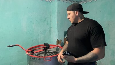День підприємця. Історія бджоляра з Одещини, який продовжує займатися підприємництвом та волонтерством на Миколаївщині День підприємця. Історія бджоляра з Одещини, який продовжує займатися підприємництвом та волонтерством на Миколаївщині