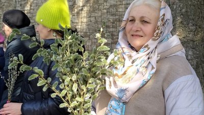 У Путивлі на Сумщині священник ПЦУ освячував вербу біля адміністрації, бо не має приміщення для богослужінь У Путивлі на Сумщині священник ПЦУ освячував вербу біля адміністрації, бо не має приміщення для богослужінь