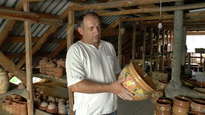 На Полтавщині Микола Варвинський створює традиційний опішнянський посуд
