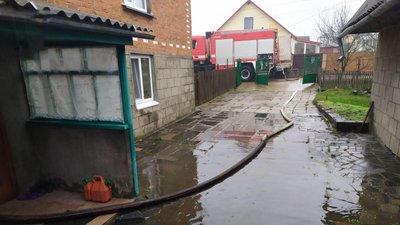 Наслідки весняного паводка: у вихідні рятувальники тричі відкачували воду з приватних домогосподарств Житомирщини