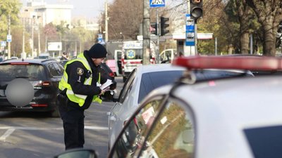 Поліцейський під час патрулювання у Чернівцях