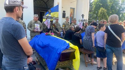 У Полтаві прощаються з воїнами, які полягли на війні з Росією У Полтаві прощаються з воїнами, які полягли на війні з Росією