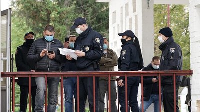 Станом на 14.30 годину до поліції Хмельниччини надійшло 45 повідомлень про можливі порушення під час виборчого процесу Станом на 14.30 годину до поліції Хмельниччини надійшло 45 повідомлень про можливі порушення під час виборчого процесу