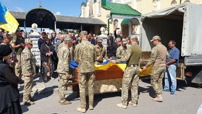 На Тернопільщині попрощалися із загиблим військовослужбовцем На Тернопільщині попрощалися із загиблим військовослужбовцем