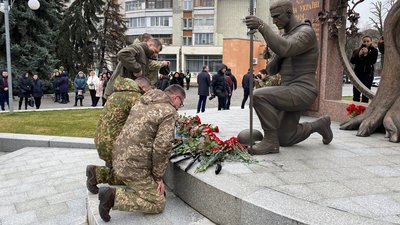 Хвилиною мовчання та молитвою: у Черкасах вшанували памʼять захисників Дебальцевського плацдарму