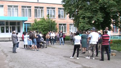 Аби висловити невдоволення таким наміром, зранку біля школи зібралося зо пів сотні людей