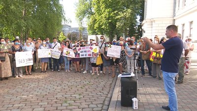 Під будівлею обласної ради мітингували жителі селищ Миколаївки та Сурського Під будівлею обласної ради мітингували жителі селищ Миколаївки та Сурського