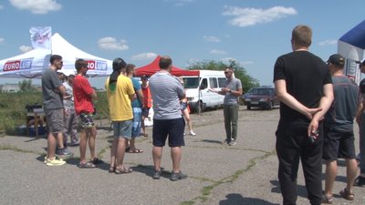 На Дніпропетровщині, на аеродромі Підгородне, провели ралі на серійних автомобілях На Дніпропетровщині, на аеродромі Підгородне, провели ралі на серійних автомобілях