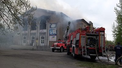 У Слов'янську майже 6 години гасили пожежу у Центрі культури та довкілля У Слов'янську майже 6 години гасили пожежу у Центрі культури та довкілля