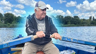 У Первомайську курсує човен, яким пенсіонери перевозять місцевих жителів