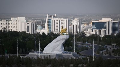 Ашхабад, Туркменістан, пам'ятник "Золотий кінь"